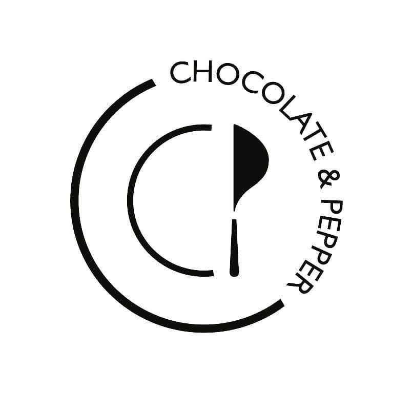 Vistas gaļas iesmiņš, krāsni cepti kartupeļi, mazsaliti gurķiši at Chocolate & Pepper